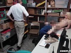 Blondes Flittchen muss neben dem Stiefvater mit dem Security ficken