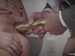 Chef fickt seine Azubi mit Schwanz und Dildo